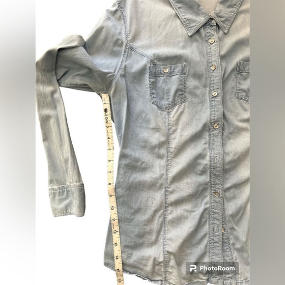 GUESS SZ XL LIGHT WEIGHT PURPOSELY DISTRESSED JEAN BUTTON DOWN SHIRT EUC - Picture 4 of 10